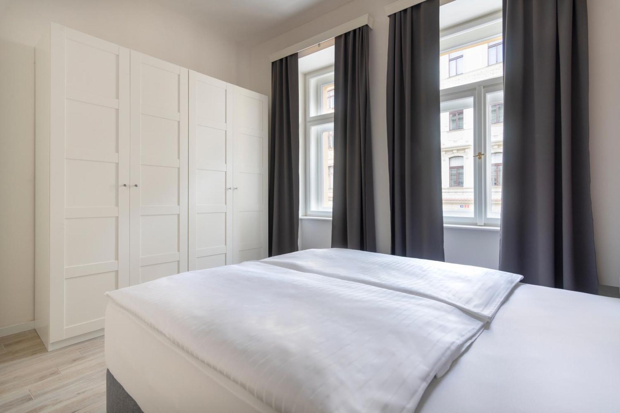 Kinsky Garden Apartments And Suites By Dwellfort Prague Bilik gambar