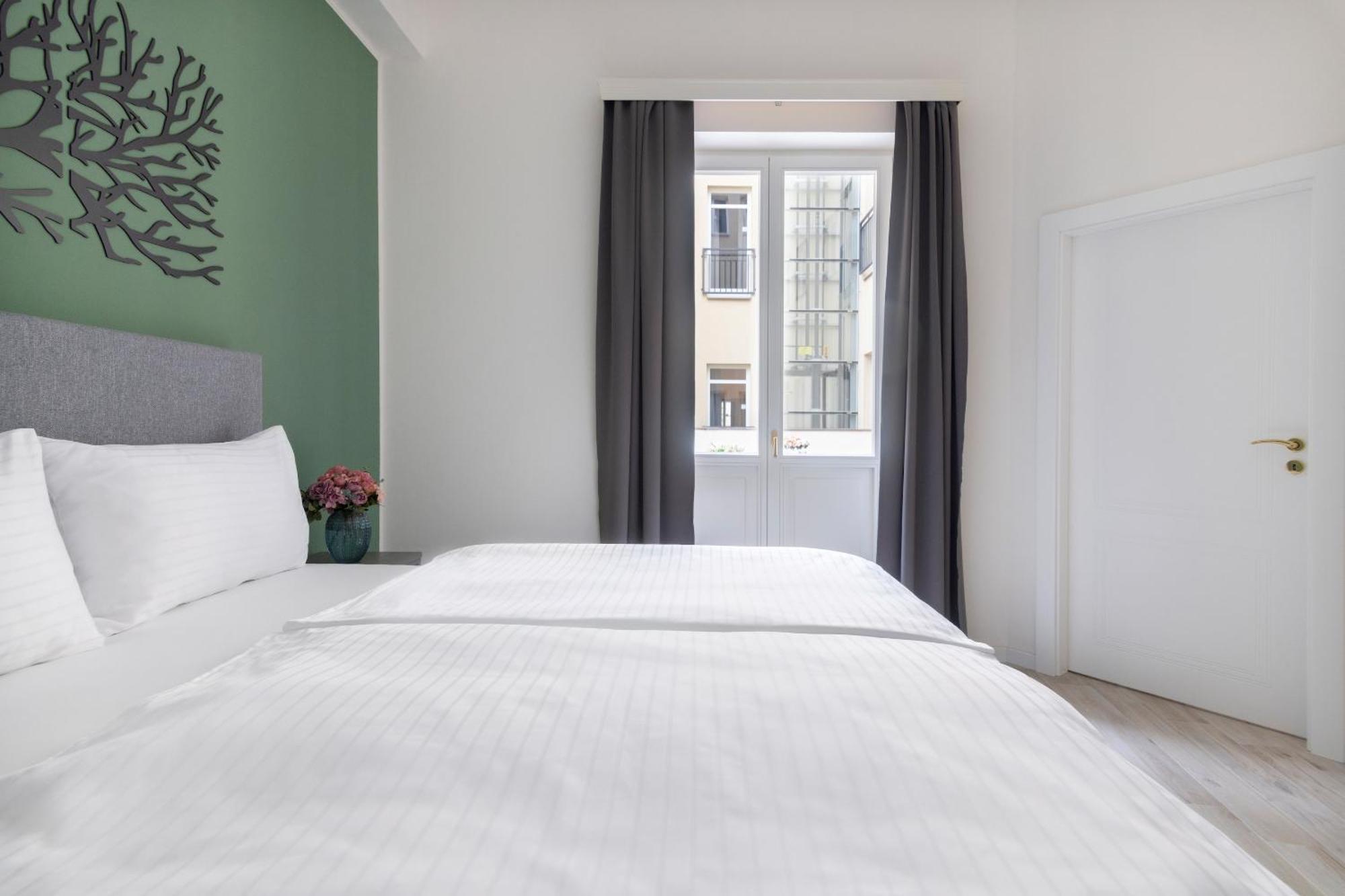 Kinsky Garden Apartments And Suites By Dwellfort Prague Bilik gambar