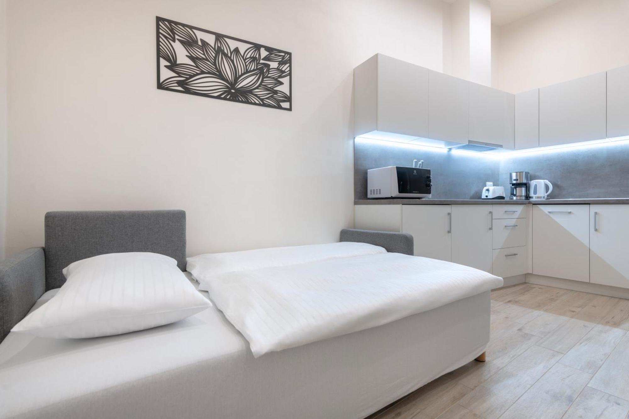 Kinsky Garden Apartments And Suites By Dwellfort Prague Bilik gambar
