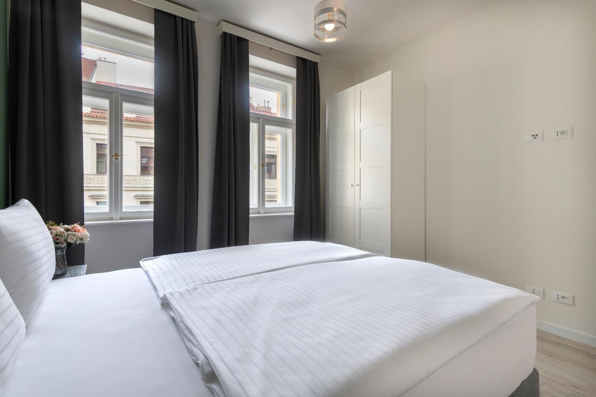 Kinsky Garden Apartments And Suites By Dwellfort Prague Bilik gambar